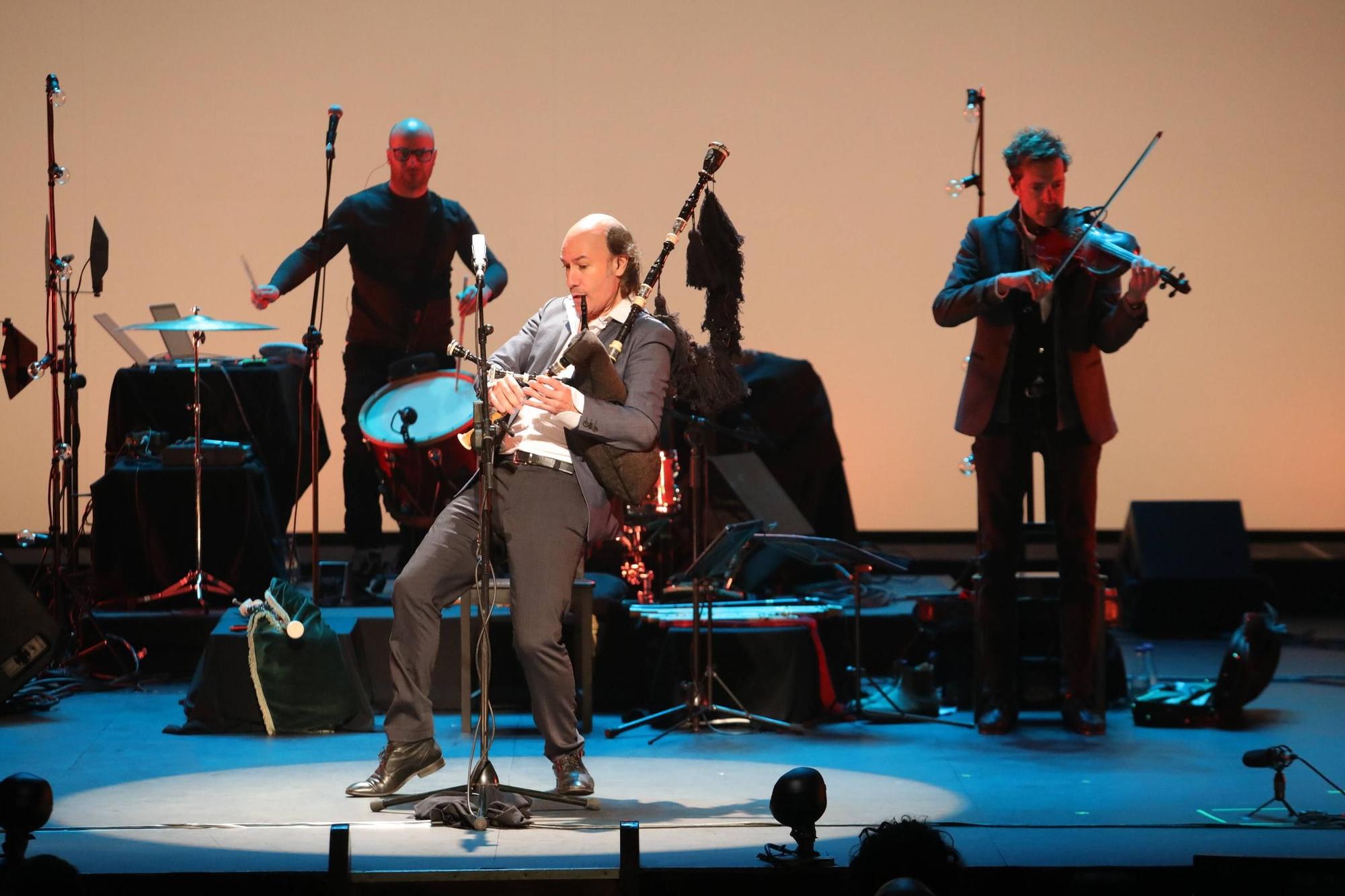 El concierto del gaitero Carlos Núñez en Gijón, en imágenes