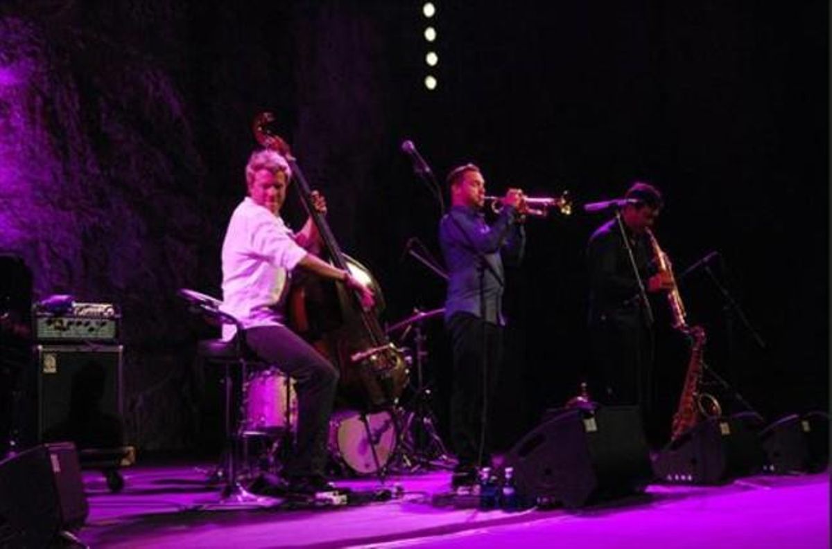 ’Jazzman’ 8 Kyle Eastwood, de blanc, a l’amfiteatre del Grec. ’Jazzman’ 8 Kyle Eastwood, de blanc, a l’amfiteatre del Grec.