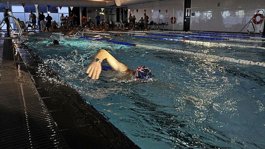 Usuarios en la piscina del multiusos. |   // BERNABÉ/JAVIER LALÍN