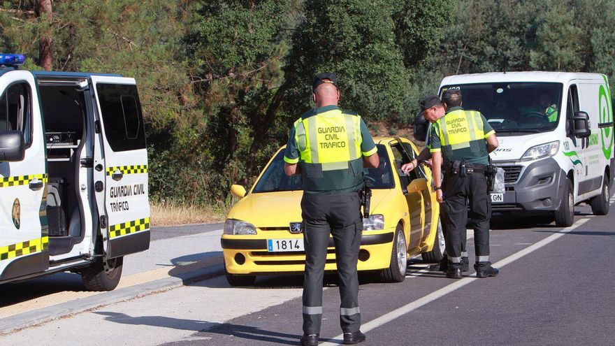Agentes de la Guardia Civil de Tráfico, en un control, ayer, en la OU-101 en Ourense.