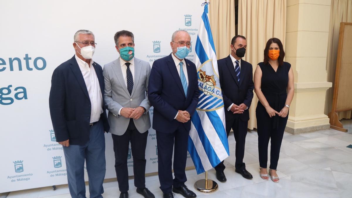 Francisco de la Torre y José María Muñoz junto a otros representantes institucionales del Ayuntamiento y del club