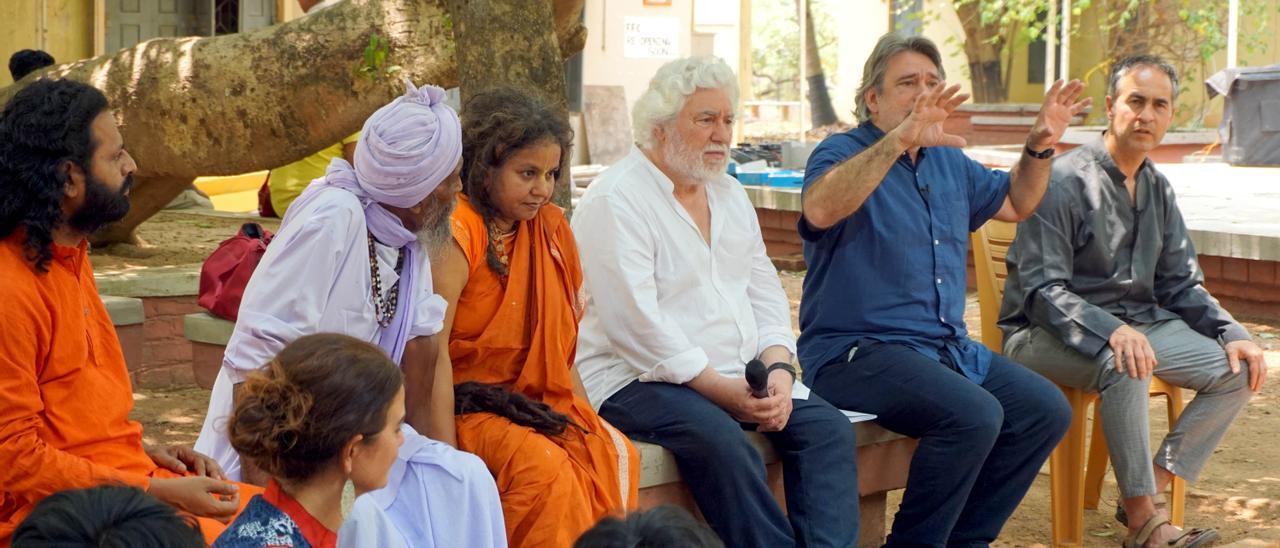 Cristóbal Gabarrón (centro), en la localidad india de Santiniketan.