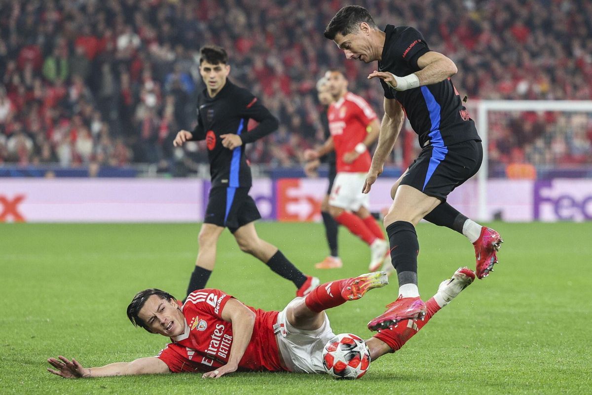 Lisbon (Portugal), 21/01/2025.- Benfica`s Alvaro Carreras (L) fights for the ball with Barcelona`s Robert Lewandowski during their UEFA Champions League soccer match held at Luz Stadium in Lisbon, Portugal, 21 January 2025. (Liga de Campeones, Lisboa) EFE/EPA/MIGUEL A. LOPES