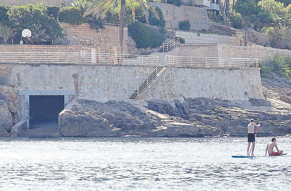 La línea costera de Camp de Mar, interrumpida por una salida para barcos.