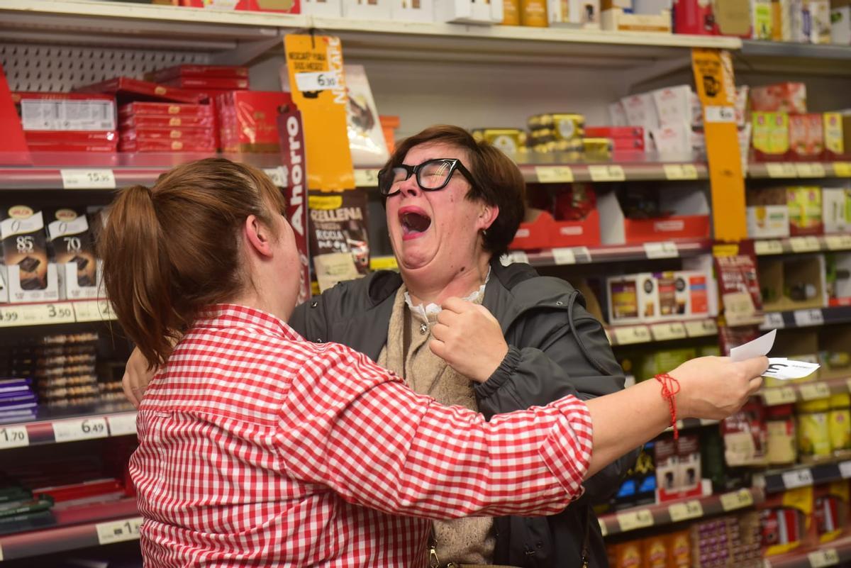 Trabajadoras del supermercado Familia de la calle Alcalde Lens, en A Coruña, celebran que les ha tocado el tercer premio del sorteo de Lotería de Navidad.
