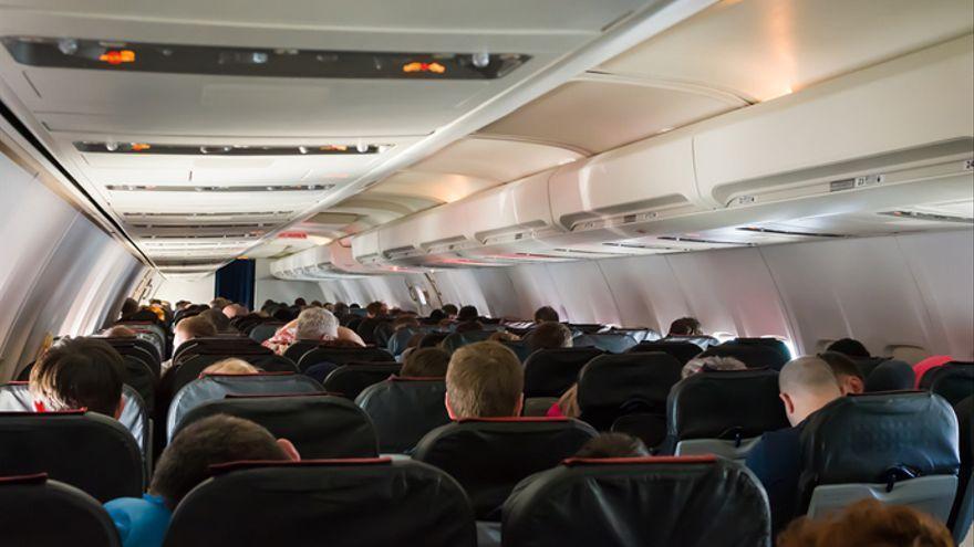 El drama de una madre canaria que no puede viajar en avión sentada al lado de sus hijos de 2 y 12 años