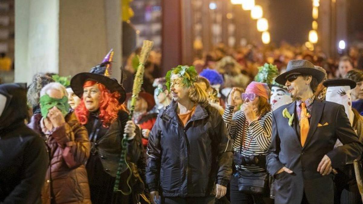 Las peñas se encargan de organizar el famoso pasacalles en Zaragoza.
