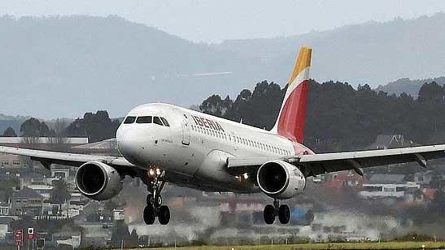 Un avión en el aeropuerto de Alvedro.