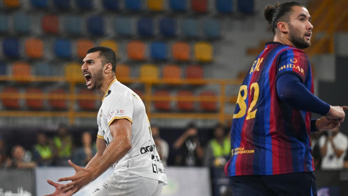 Yehia Elderaa celebra un gol junto a Luís Frade