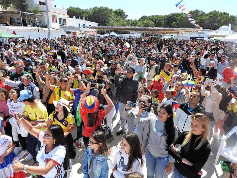 Más de 1.000 personas participan en la Fiesta Intercultural de Formentera que reunió a los residentes en la plaza de Europa en es Pujols.