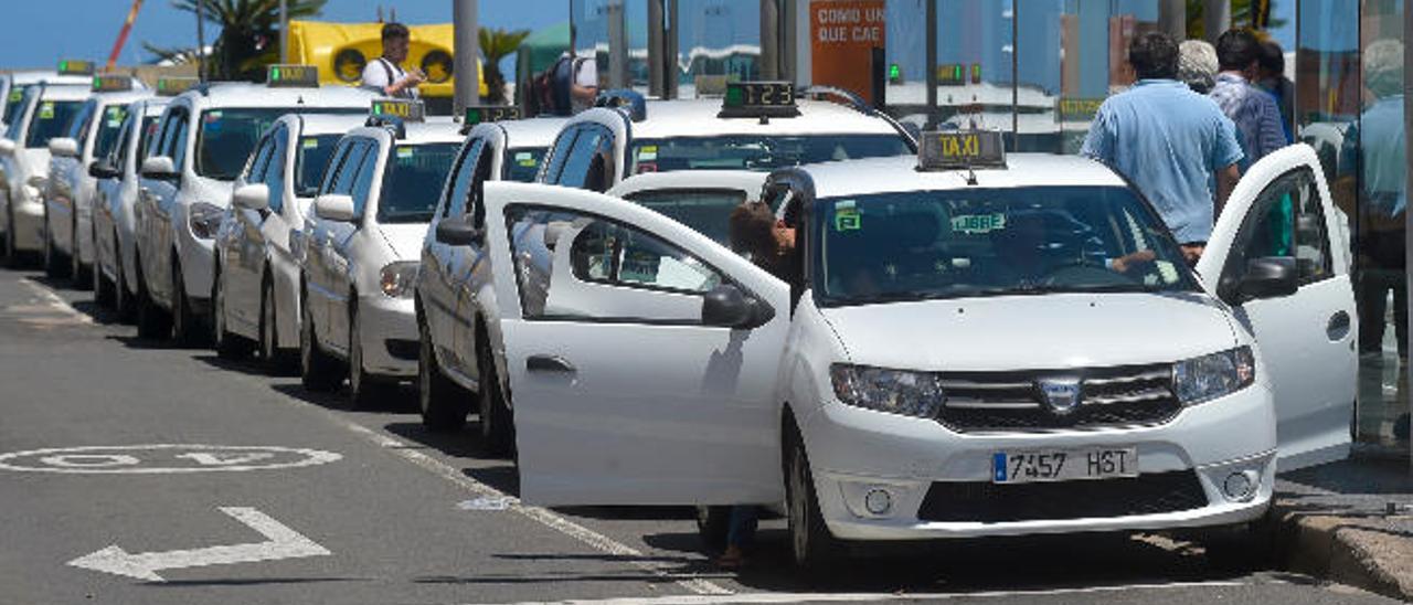 Los taxistas debaten la implantación  de una tarifa plana para el aeropuerto