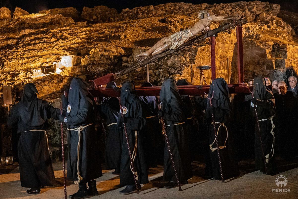 Fotogalería | Mérida se estremece con un multitudinario Vía Crucis en el Anfiteatro Romano