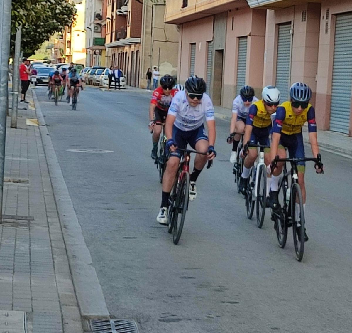 Ciclistas corriendo en el Trofeo Sáez Rialda de Canals.
