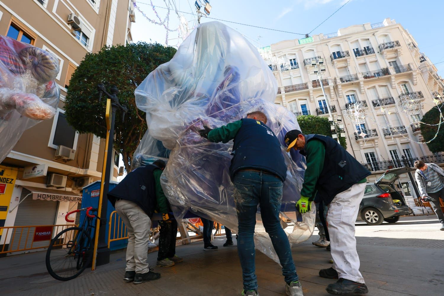 Llegan los ninots a la falla Sueca-Literato Azorín