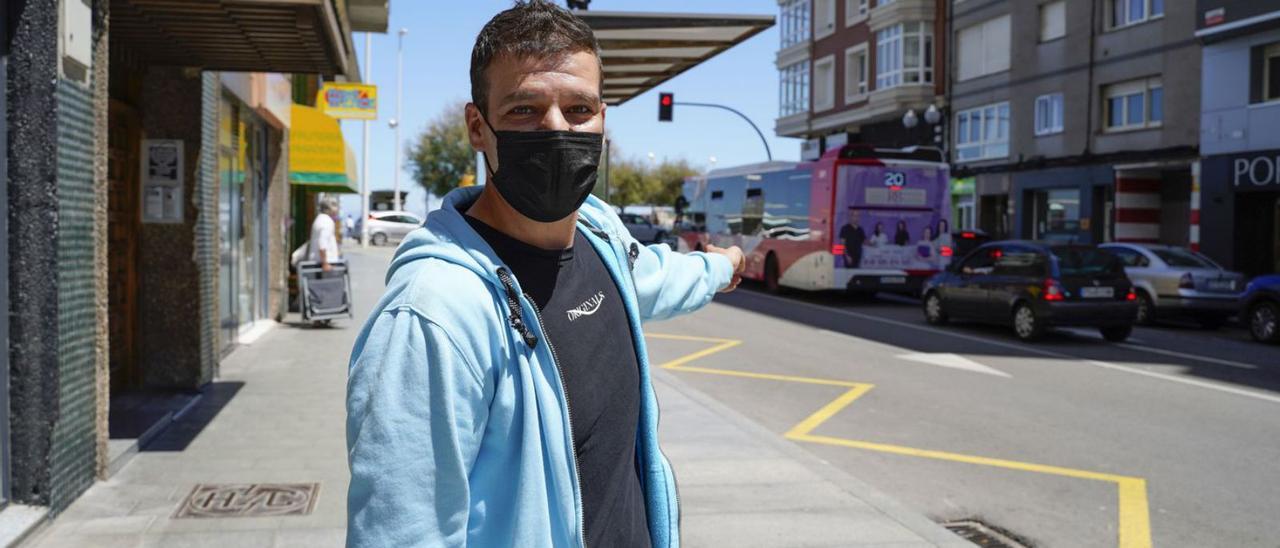 Pablo Terceño, en Menéndez Pelayo, llegando al cruce con la avenida de Rufo García Rendueles, ayer. | Irene Sirgo