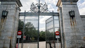 11/10/2019 Una agente de la Guardia Civil cierra la puerta de entrada al Valle de los CaÃ­dos. La basÃ­lica se cierra horas despuÃ©s del anuncio por parte del Gobierno de que los restos del dictador Francisco Franco saldrÃ¡n del Valle de los CaÃ­dos antes del 25 de octubre, en San Lorenzo de El Escorial (Madrid, EspaÃ±a), a 11 de octubre de 2019.