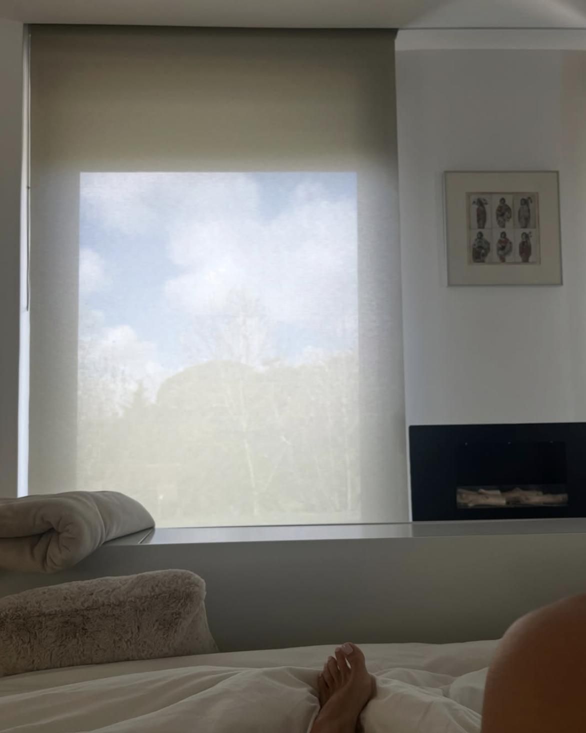 La habitación principal también cuenta con luz natural