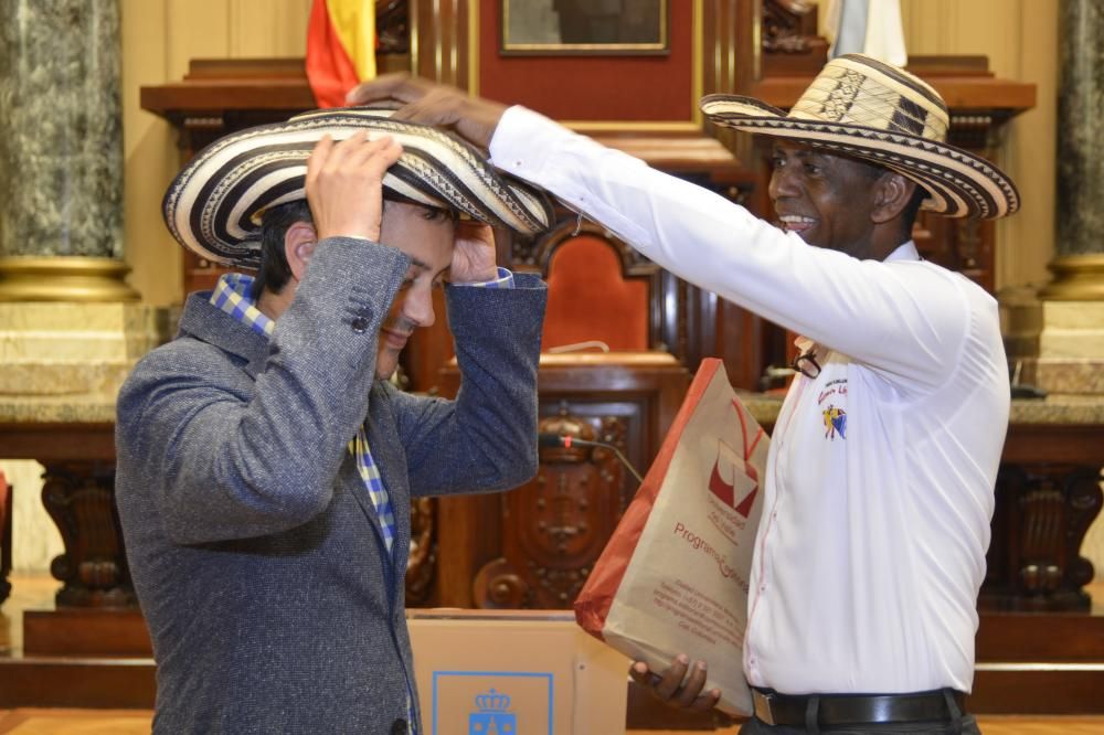 El alcalde recibe en María Pita a representantes de las agrupaciones que participan en el Festival Internacional de Folclore Cidade da Coruña.