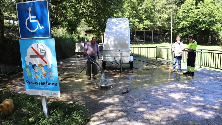 Desinfección del entorno de la playa fluvial. // FdV