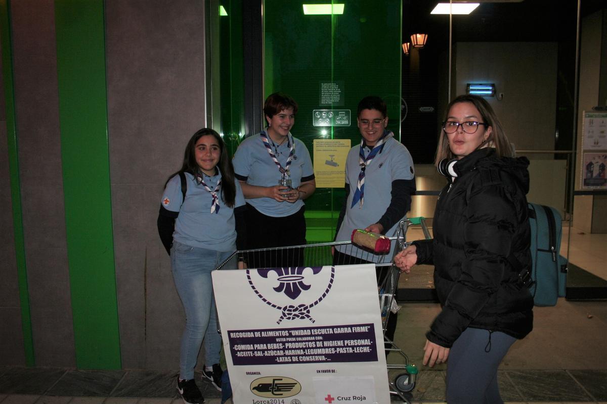 Los Scouts también se situaban a las puertas del Mercadona de la Alameda de la Constitución.