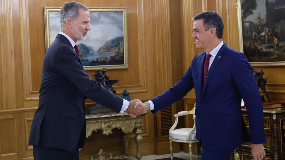El líder de PSOE, Pedro Sánchez i el rei Felip VI, a la ronda de consultes per a la investidura
