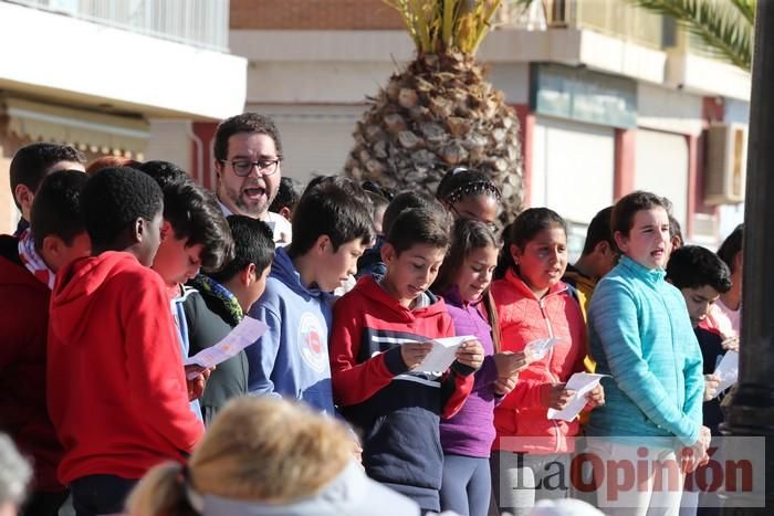 Un 'SOS' gigante para el Mar Menor formado por escolares en Villananitos