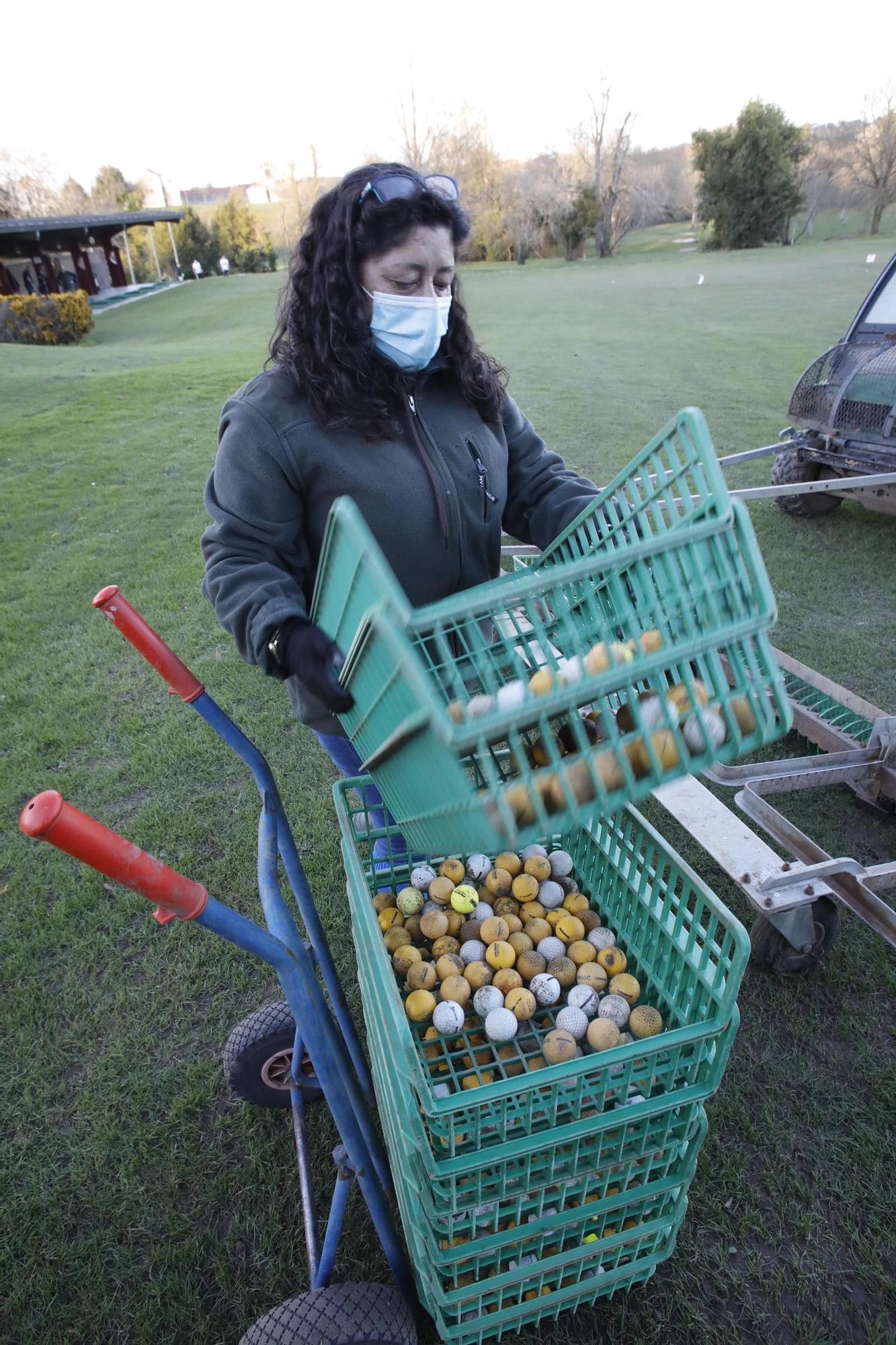 Usuarios y empleados en el campo de golf de El Tragamón