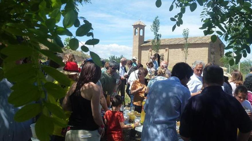 Los vecinos cumplen subiendo en romería a la ermita de Peramán