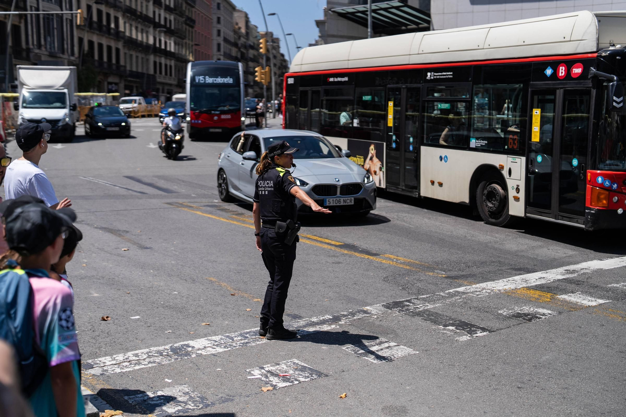 Una agente de la Guardia Urbana regulando el tráfico en el centro de Barcelona.
