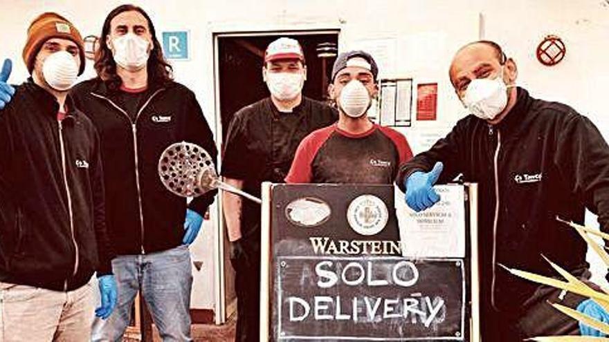 El equipo del restaurante Es Tancó, abierto solo para realizar entregas en casa, sigue los protocolos de protección y desinfección recomendados por Sanidad.