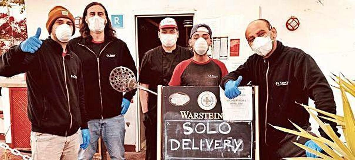 El equipo del restaurante Es Tancó, abierto solo para realizar entregas en casa, sigue los protocolos de protección y desinfección recomendados por Sanidad.