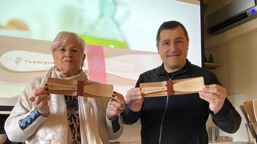 La president de la fundació Oncolliga, Lluïsa Ferrer, i Josep Roca durant la presentació de la campanya