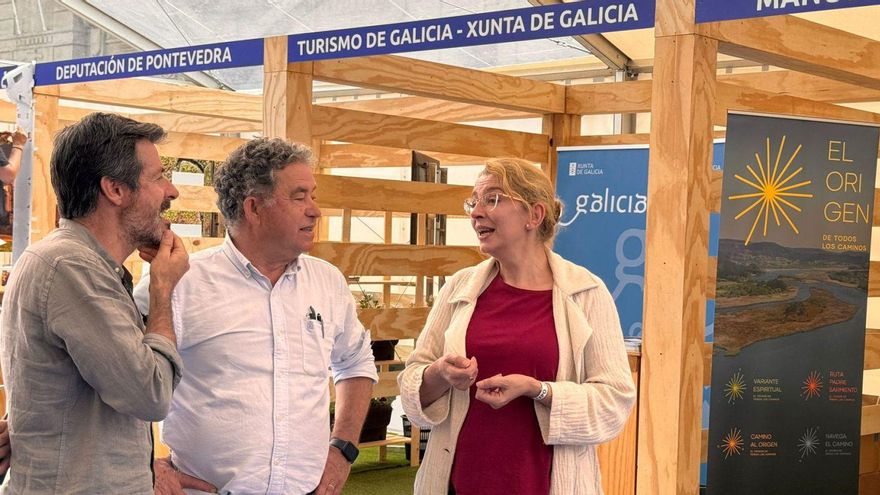 El alcalde de Pontevedra, Miguel Anxo Fernández Lores, visitó el arranque de la carpa del Multideporte de Triatlón.