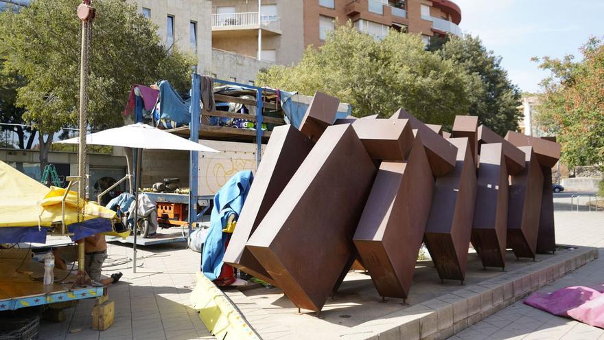 L’obra Daltabaix de la plaça de les Oques compartirà espai, aquests dies de festa major, amb atraccions de fira | OSCAR BAONA