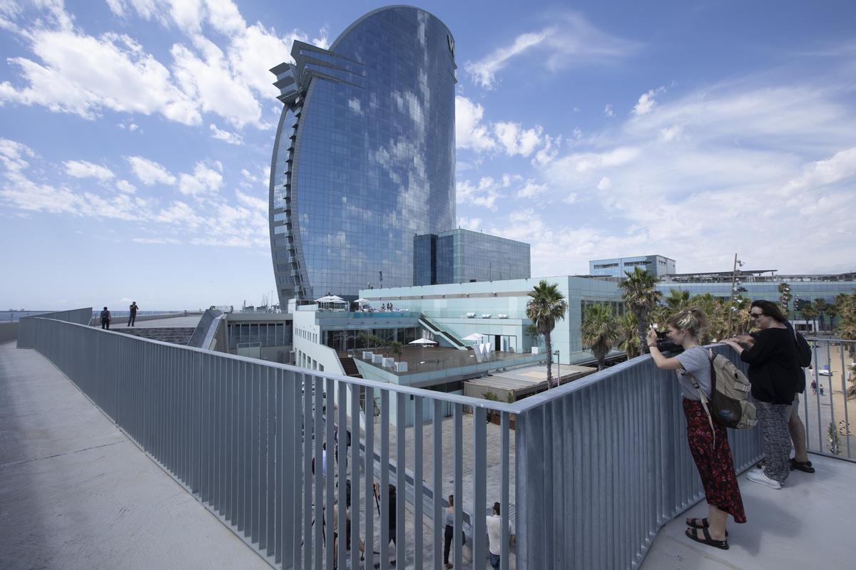 Barcelona estrena mirador y escaleras en la playa de Sant Sebastià