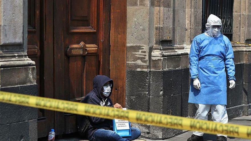 Un supuesto enfermo de COVID-19 se apostó ayer ante el Palacio Nacional de México.