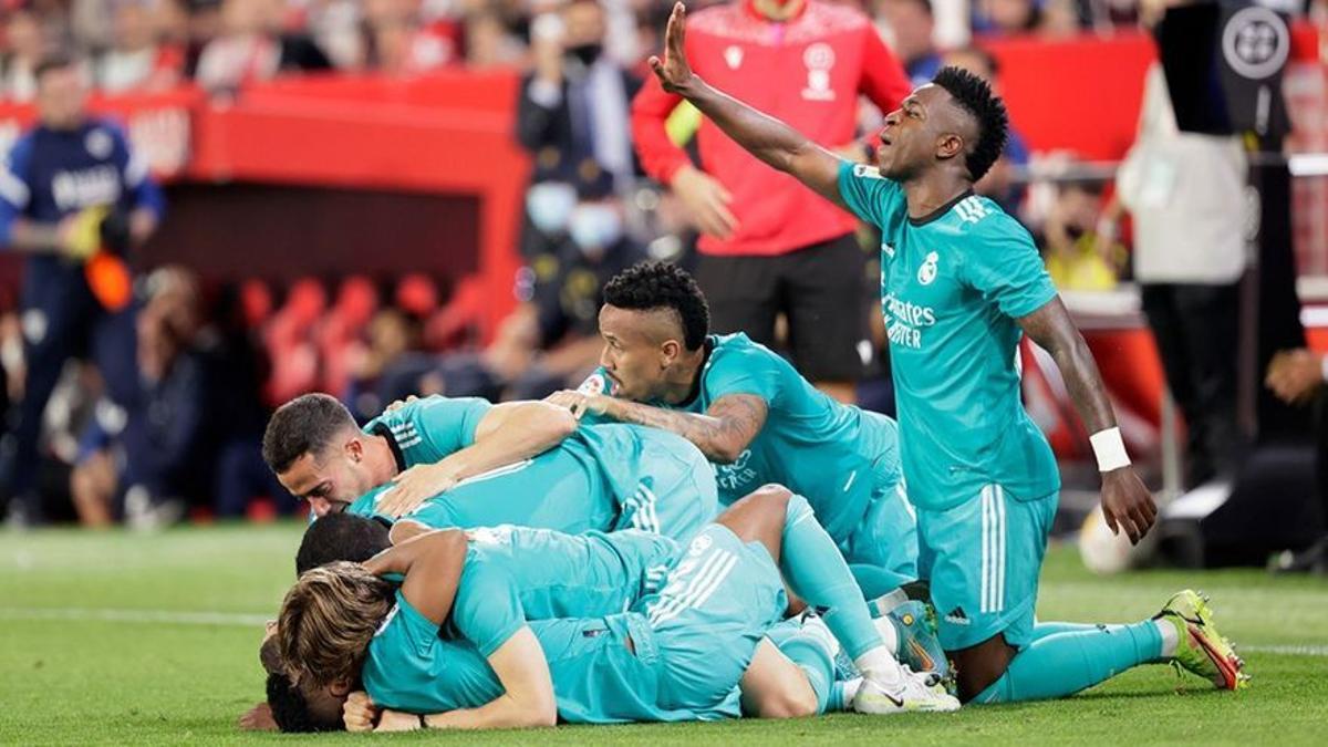 Los jugadores del Real Madrid celebran el gol de Benzema que le dio el triunfo ante el Sevilla en Nervión.