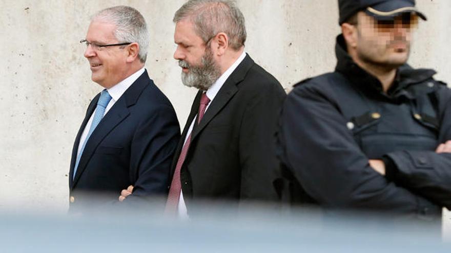 Pablo Crespo con su abogado Miguel Durán, en la Audiencia. //EFE