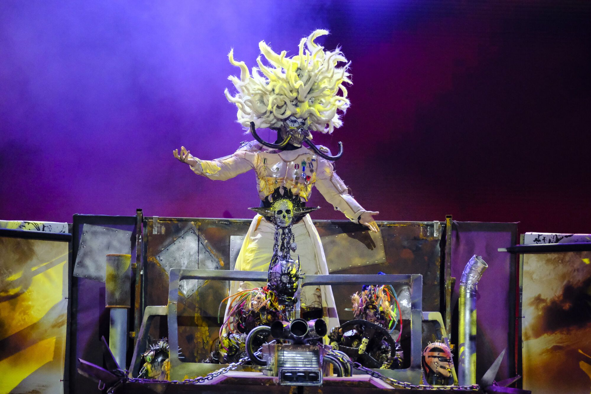 4. Drag Gio (Julio Castellano Rodríguez) Con el patrocinio de Farándula y Klinica Beach y con un diseño de High Heels Performance y el drag presenta el espectáculo Si lo vas a hacer, ¡hazlo épico!