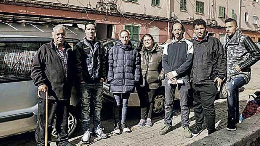 Varios de los ´okupantes´ del bloque VIII con el portavoz de Stop Desahucios, ayer frente al edificio.