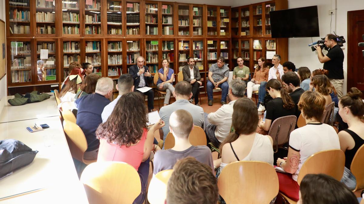 Cerca de 40 personas, entre docentes, estudiantes y representantes del Ejecutivo autonómico, han asistido a la reunión en el IES Joan Alcover.