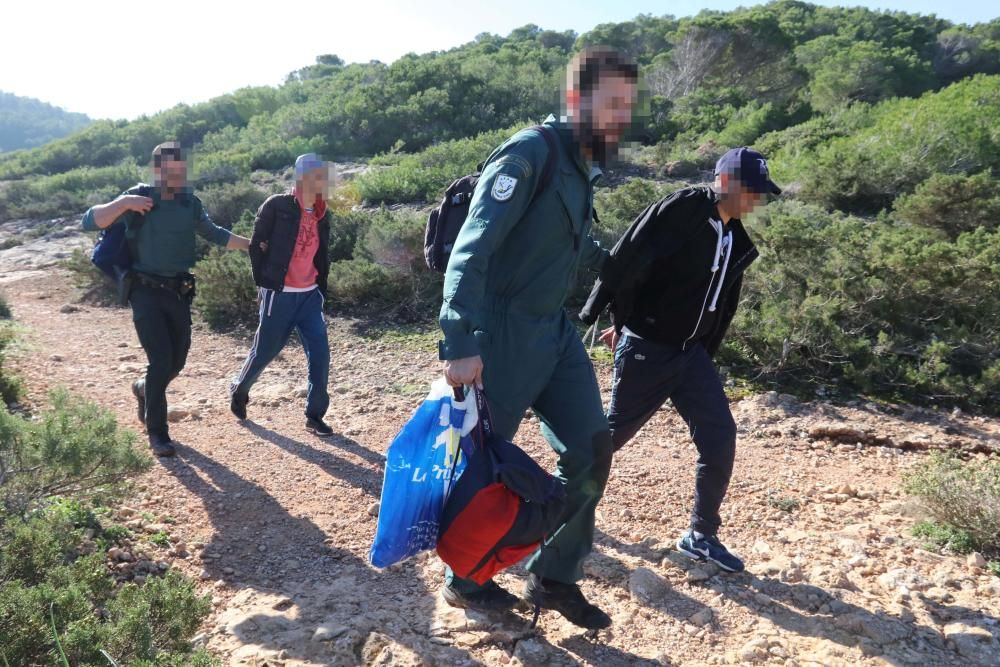 Inmigrantes detenidos tras llegar en patera a Ibiza