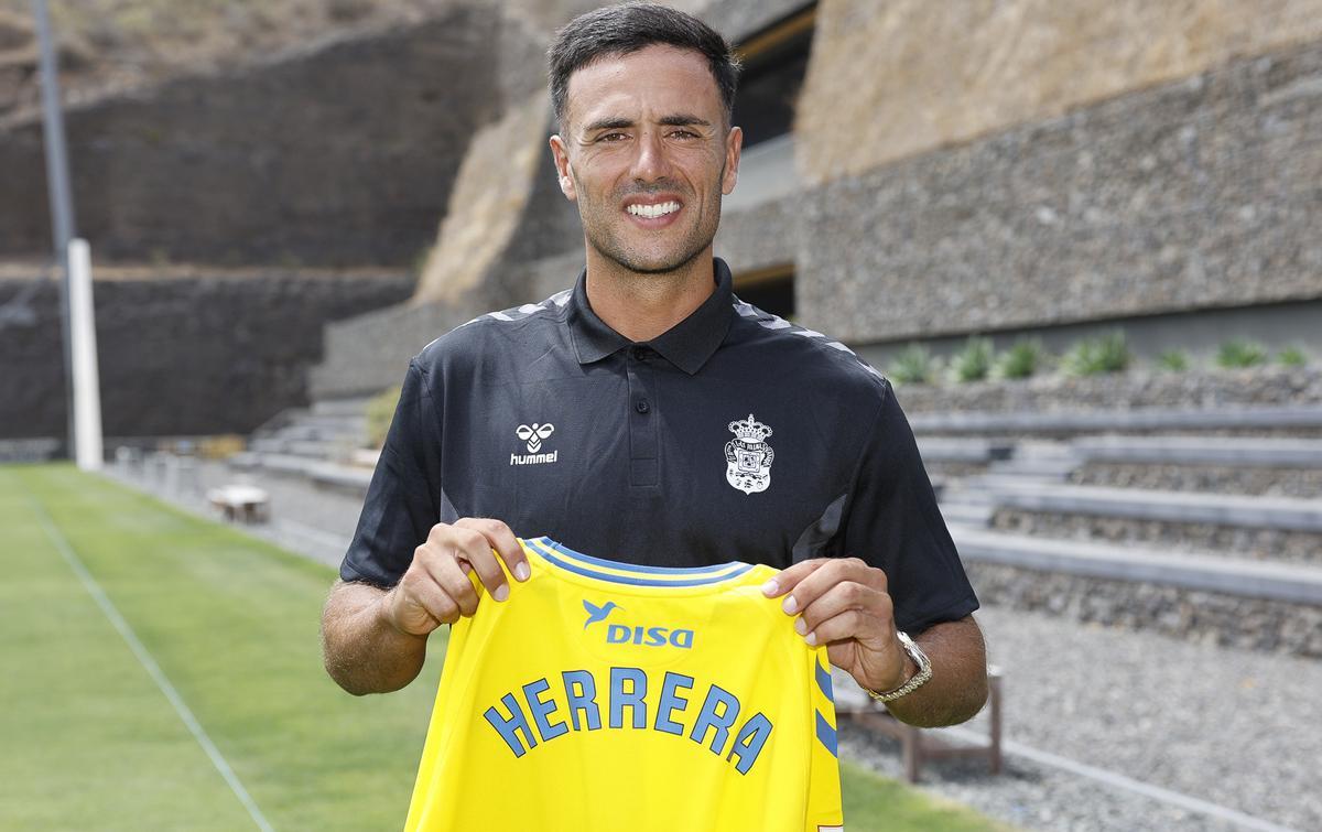 El delantero y extremo grancanario Cristian Herrera posa con la nueva equipación de la UD Las Palmas.