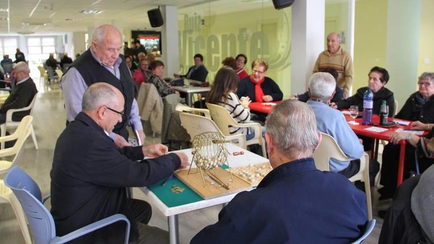 Los socios del centro de mayores ya pueden jugar con tranquilidad sus bingos semanales.