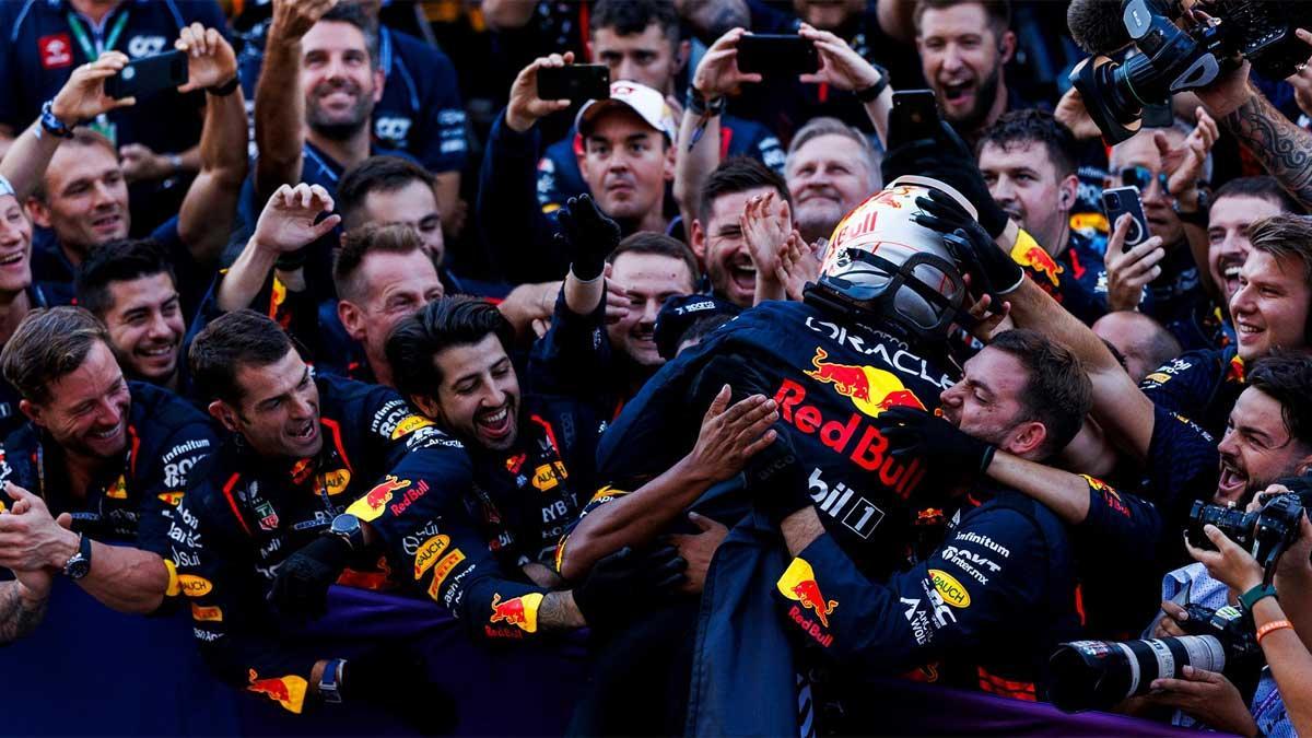 Verstappen celebra su victoria en Japón, que le dio el sexto mundial de constructores a Red Bull