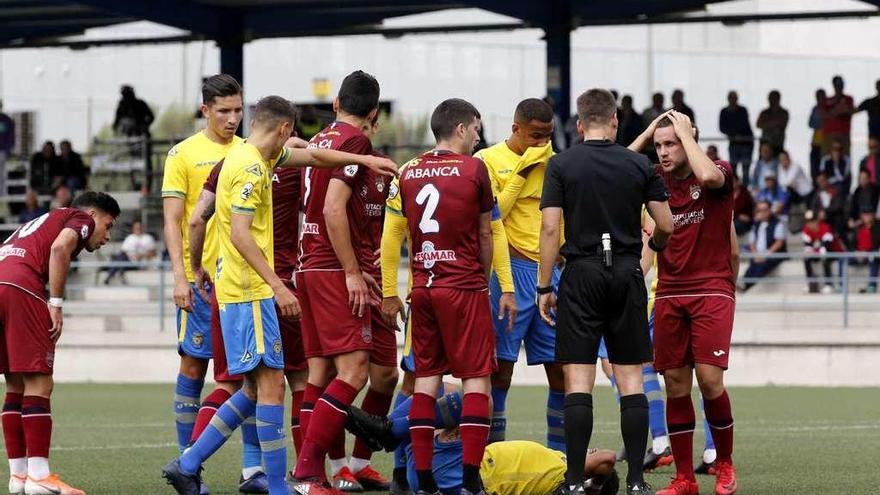 Pequeña disputa entre jugadores del Pontevedra y de Las Palmas Atlético durante el partido de ayer. // Área 11