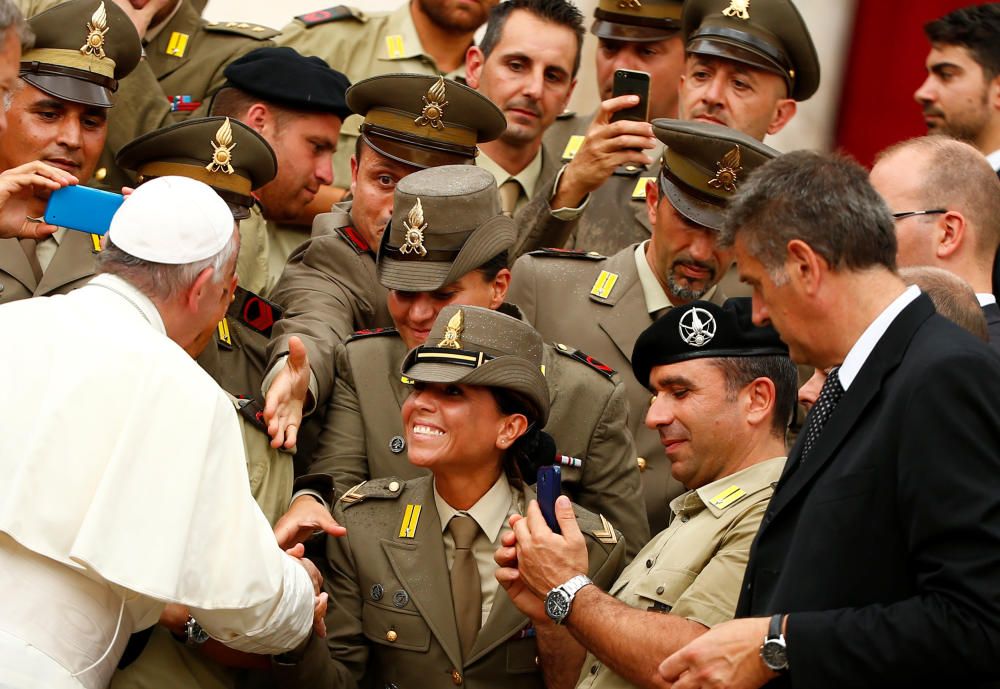 El Papa Francisco saluda a un grupo de militares italianos en la Plaza de San Pedro de El Vaticano.