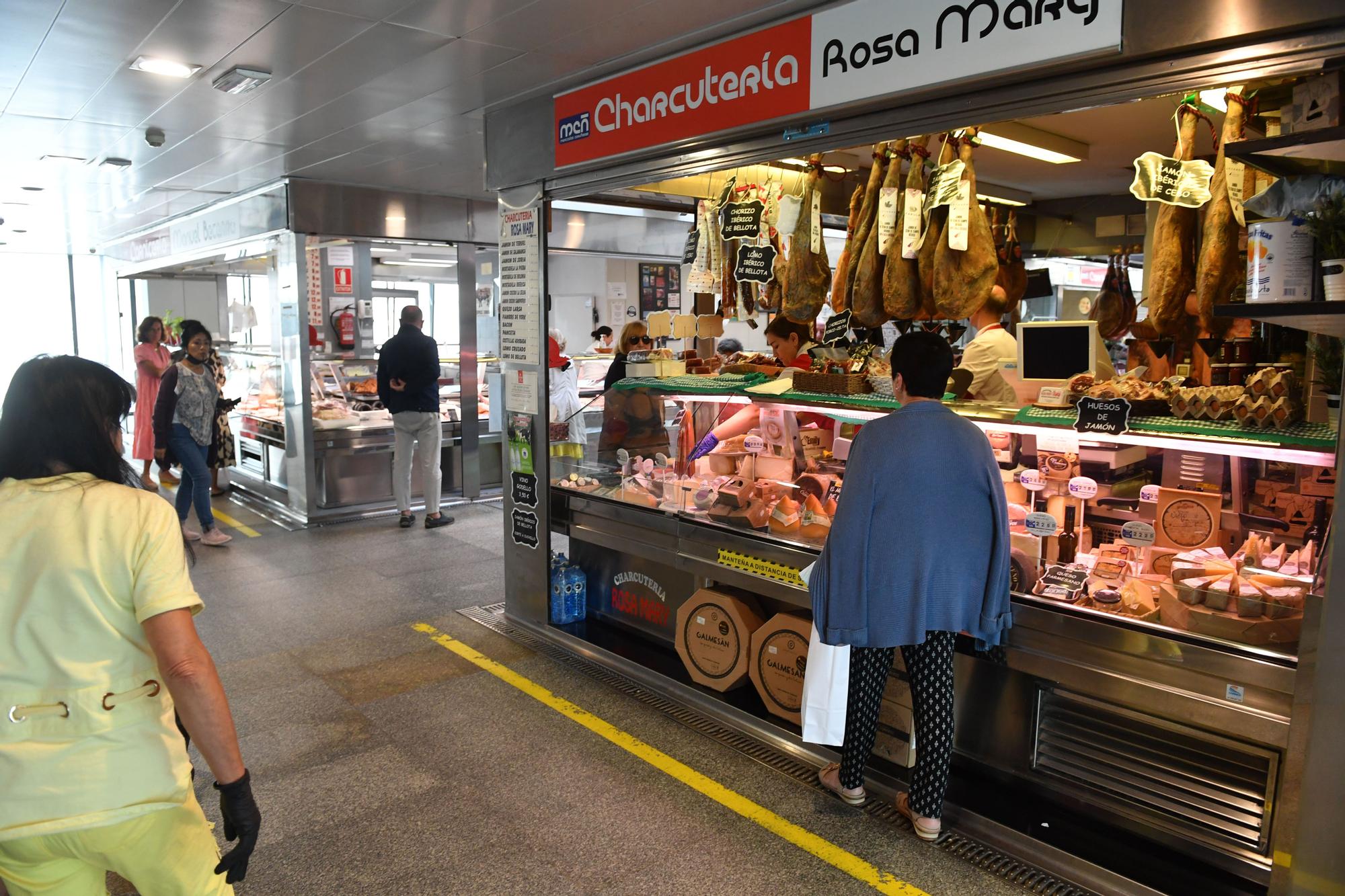 La flota del cerco promociona su producto en el mercado de la plaza de Lugo