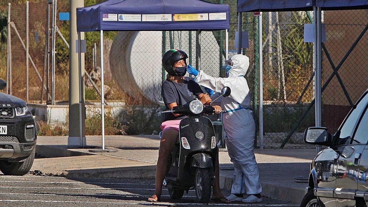 Un joven se somete a una prueba PCR en Alicante.