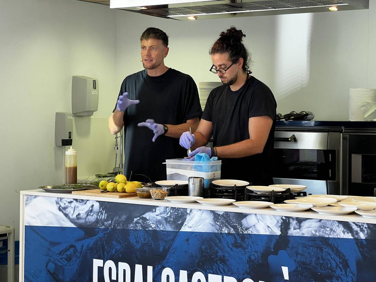 Les imatges del showcooking de peix blau d'aquí amb tècniques orientals, jalapenyos i fum de fulles de pi